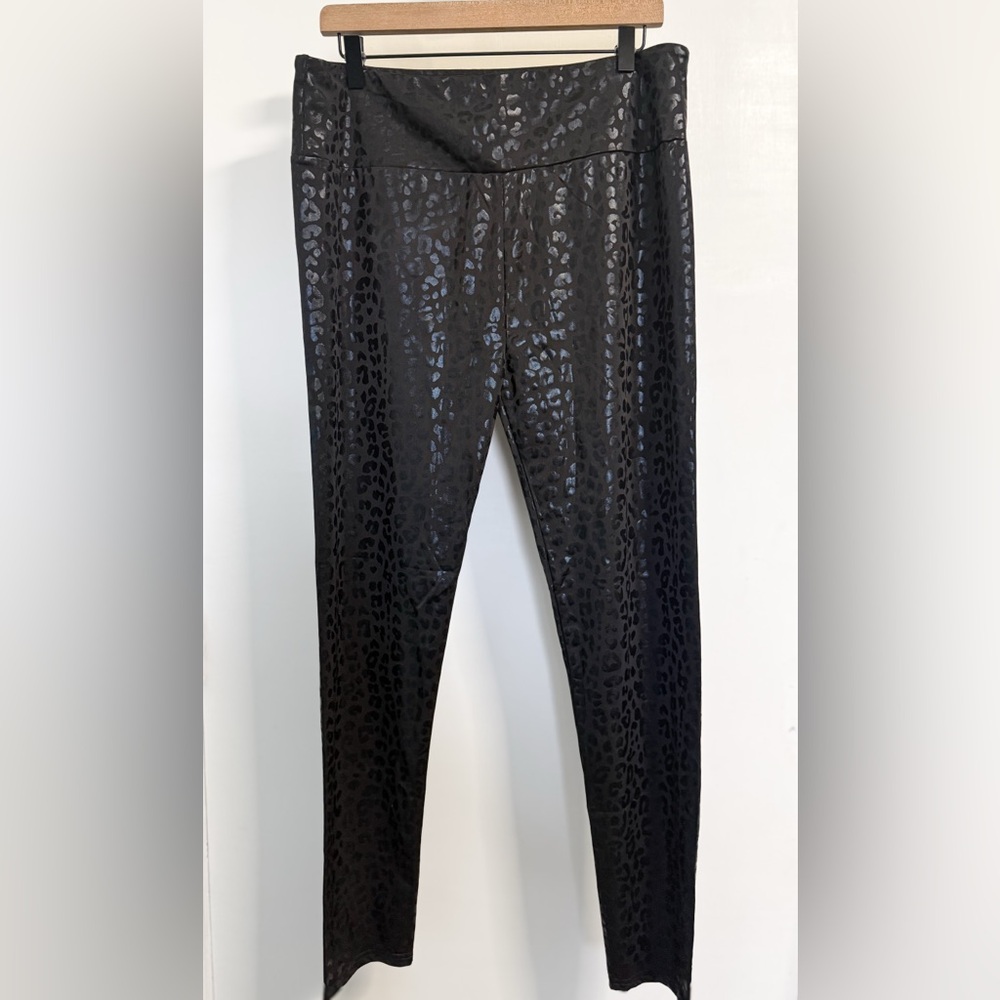 Women’s 2X Black Tonal Leopard Capri Leggings Wide Waist Stretch